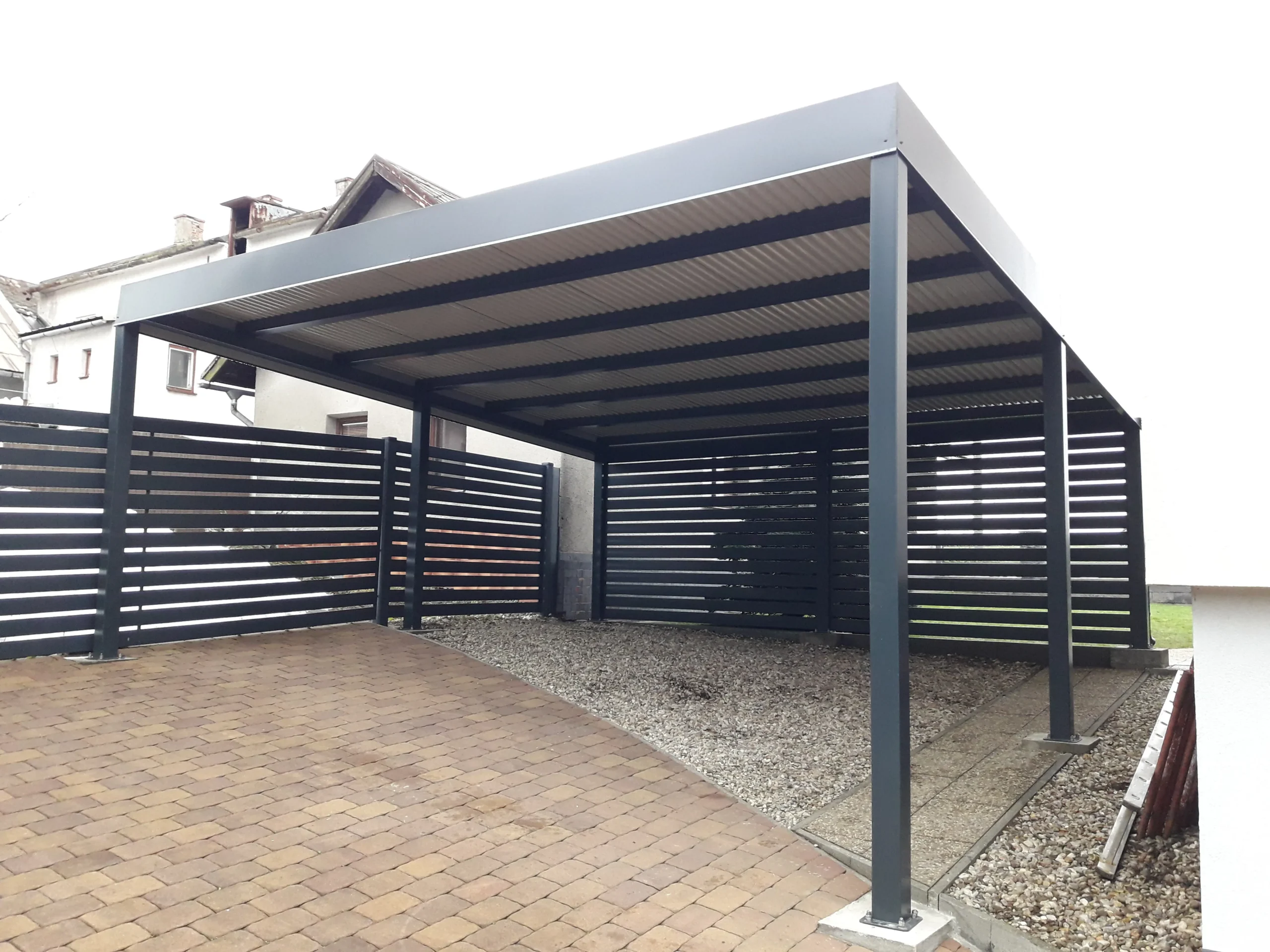 Nowoczesna wiata garażowa z ogrodzeniem