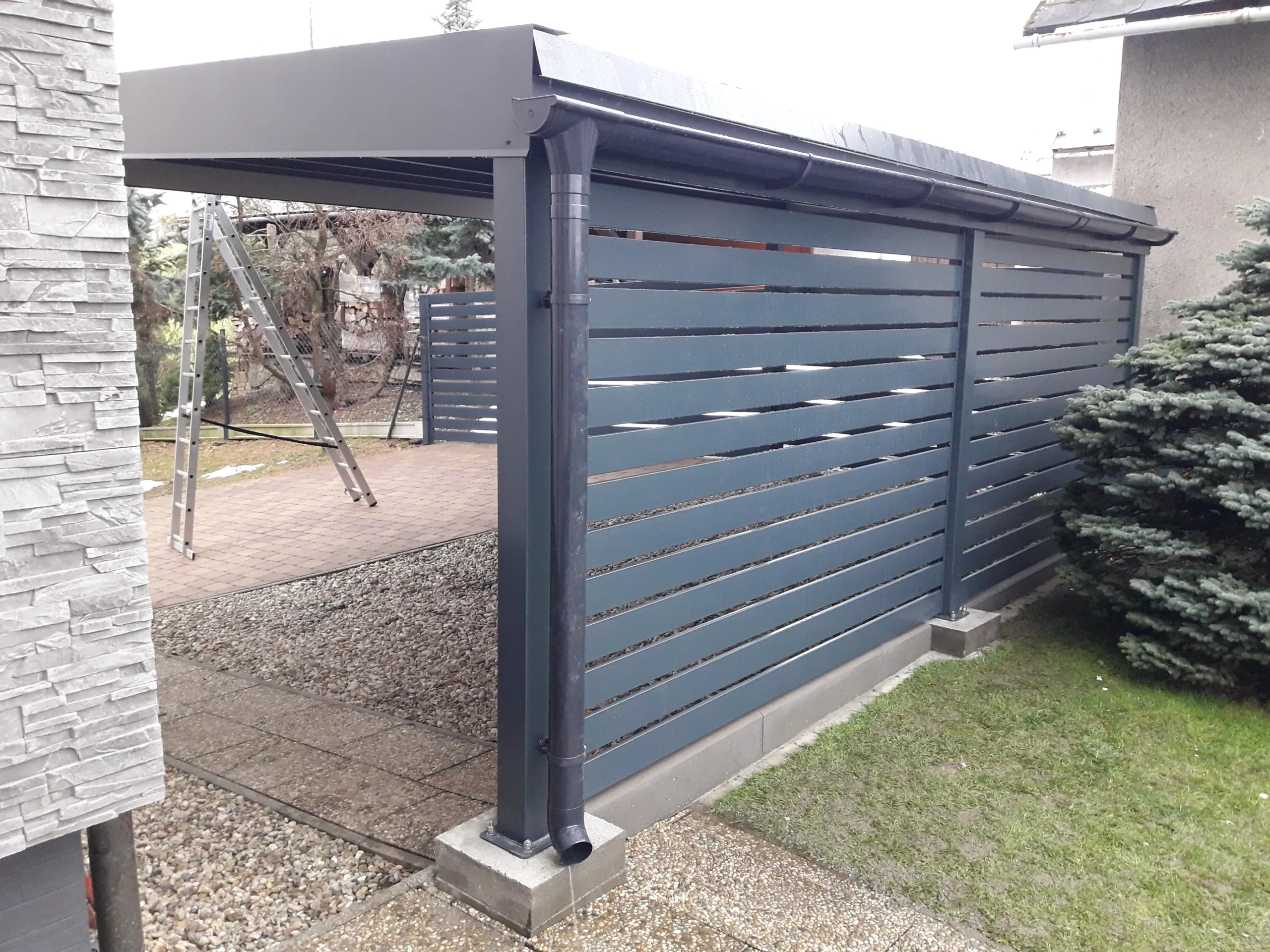 Antracytowa wiata z systemem rynnowym