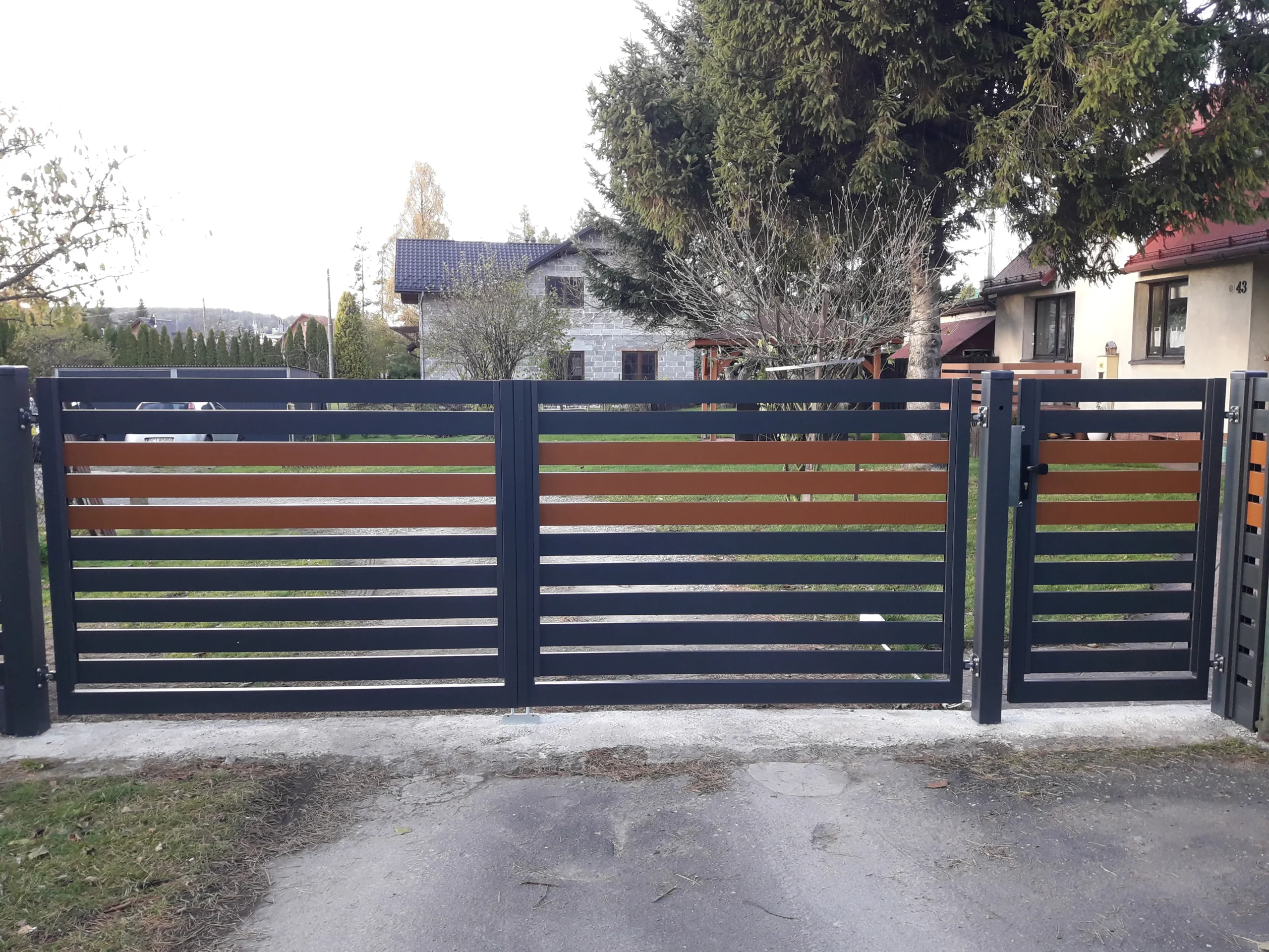 Brama dwuskrzydłowa z akcentem drewna