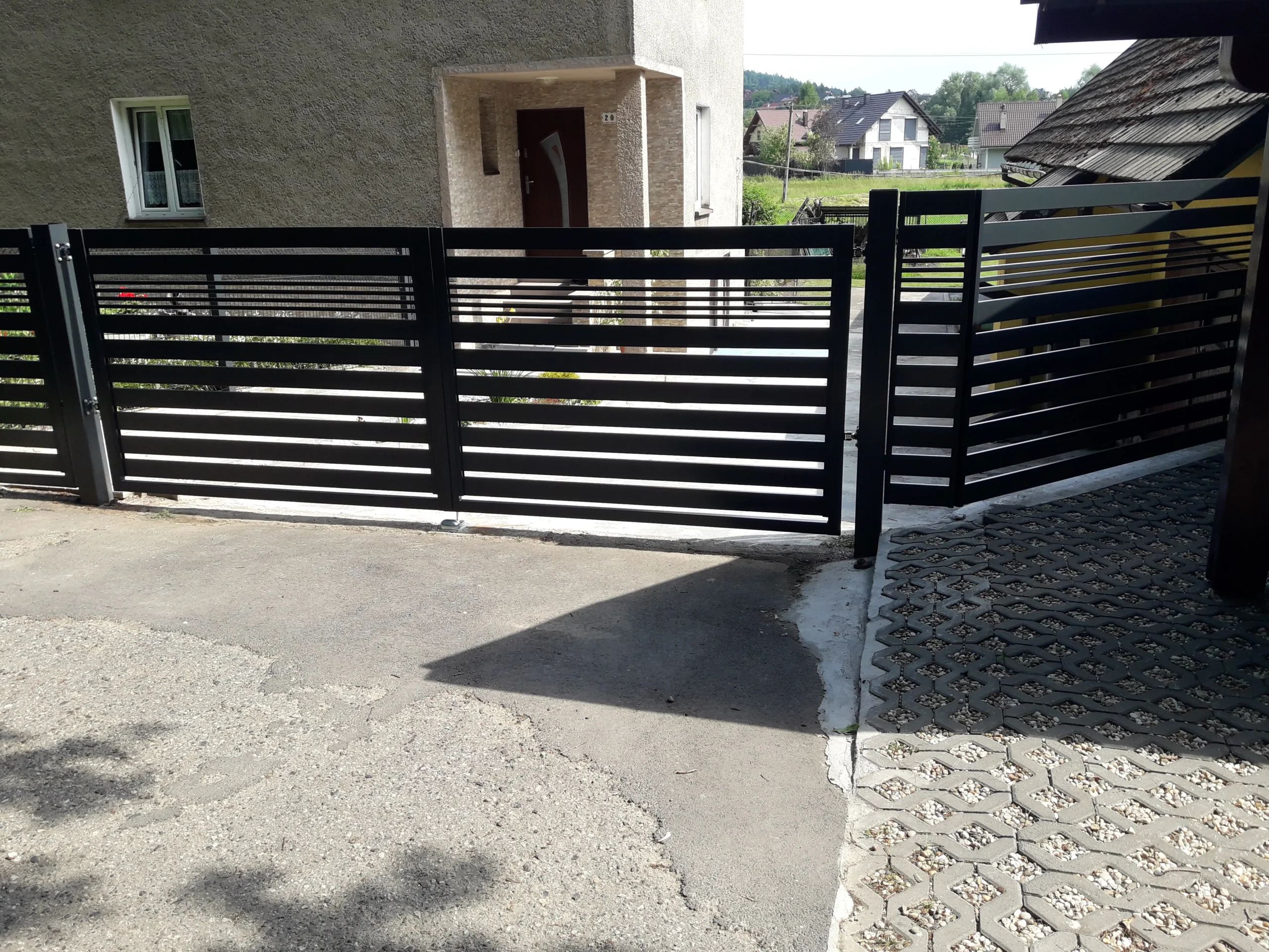 Szeroka brama przesuwna palisadowa