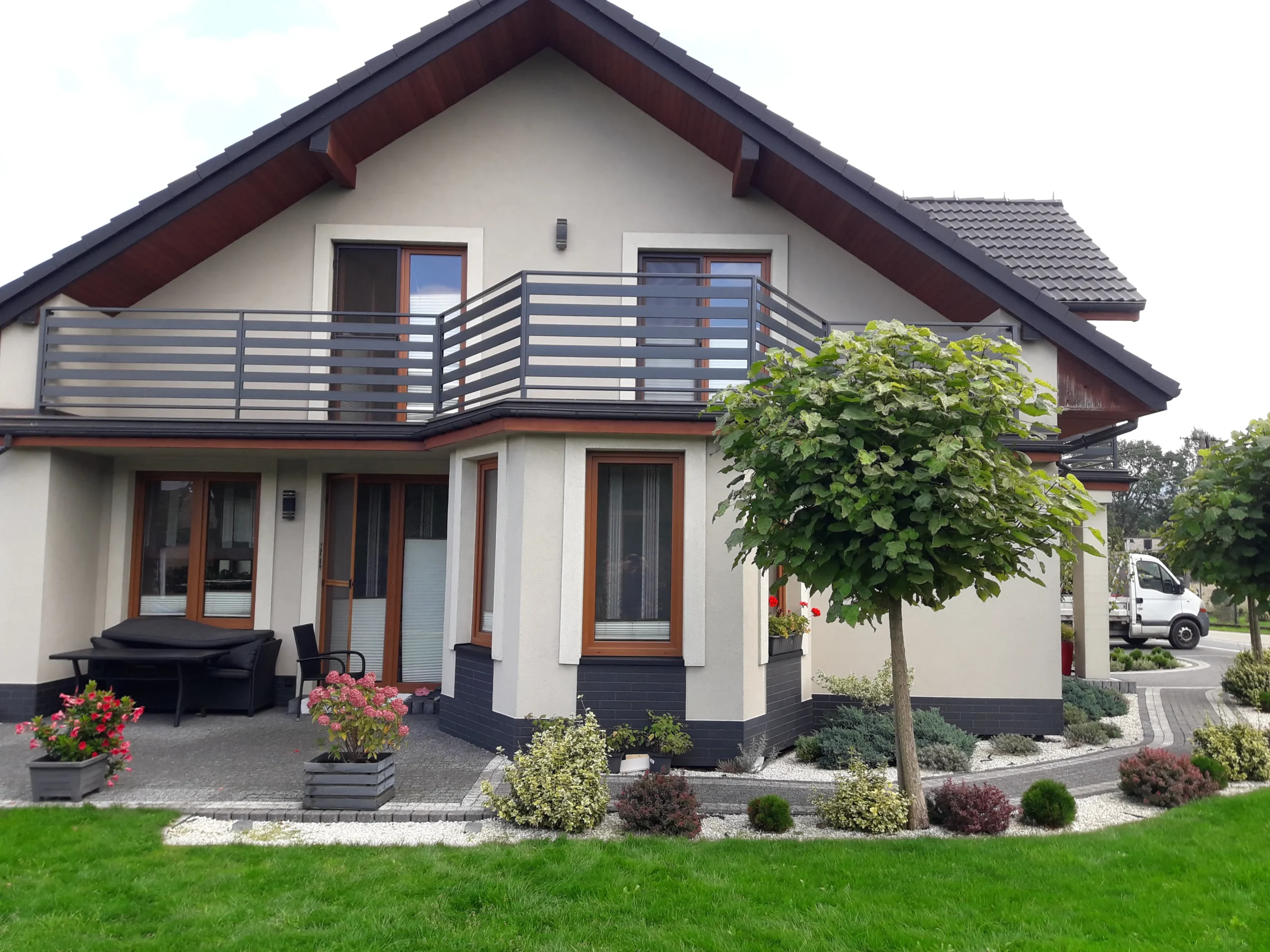 Balustrada balkonowa dopasowana do elewacji