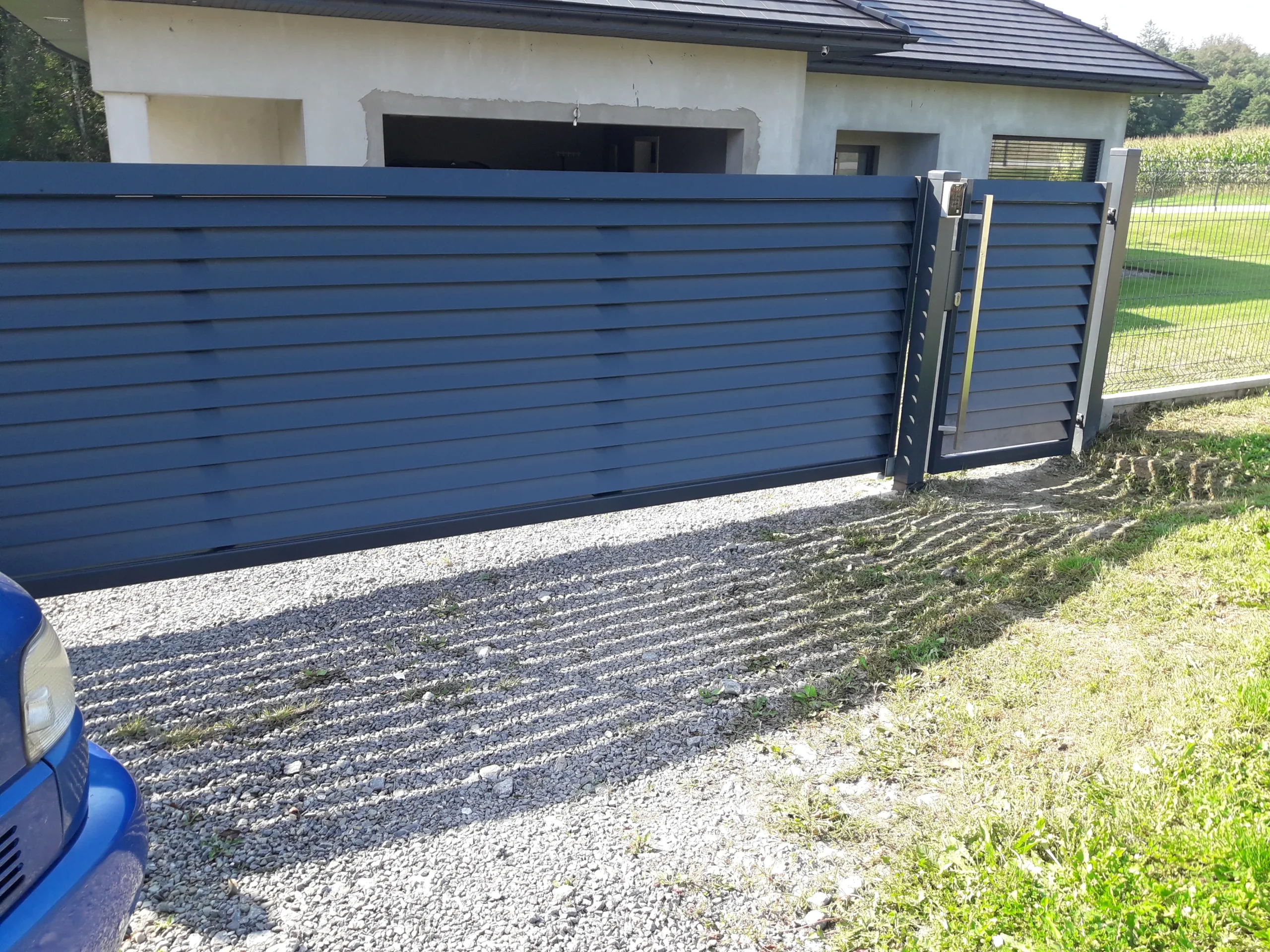 Aluminiowa brama żaluzjowa z furtką