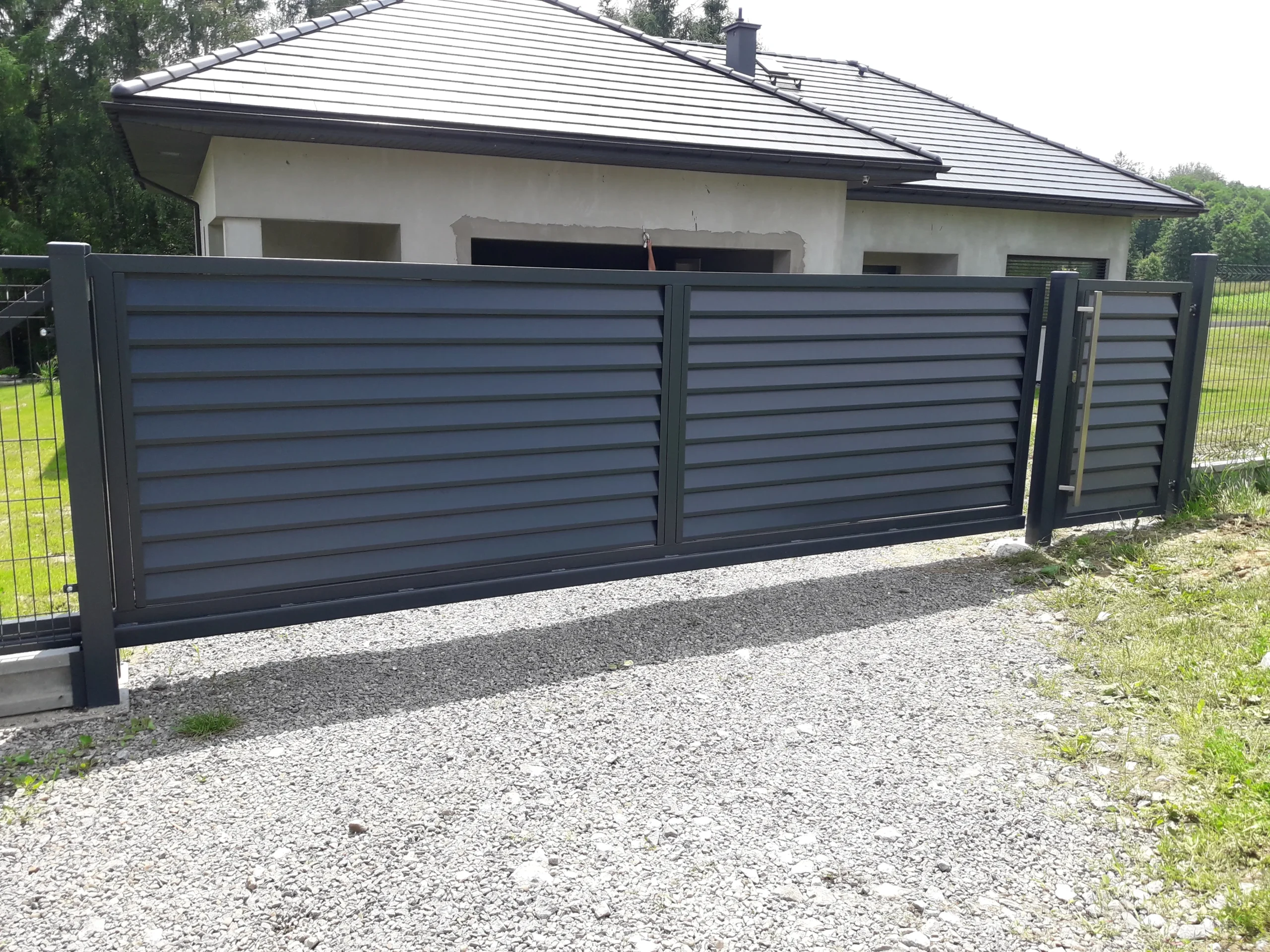 Grafitowa brama wjazdowa typu żaluzja