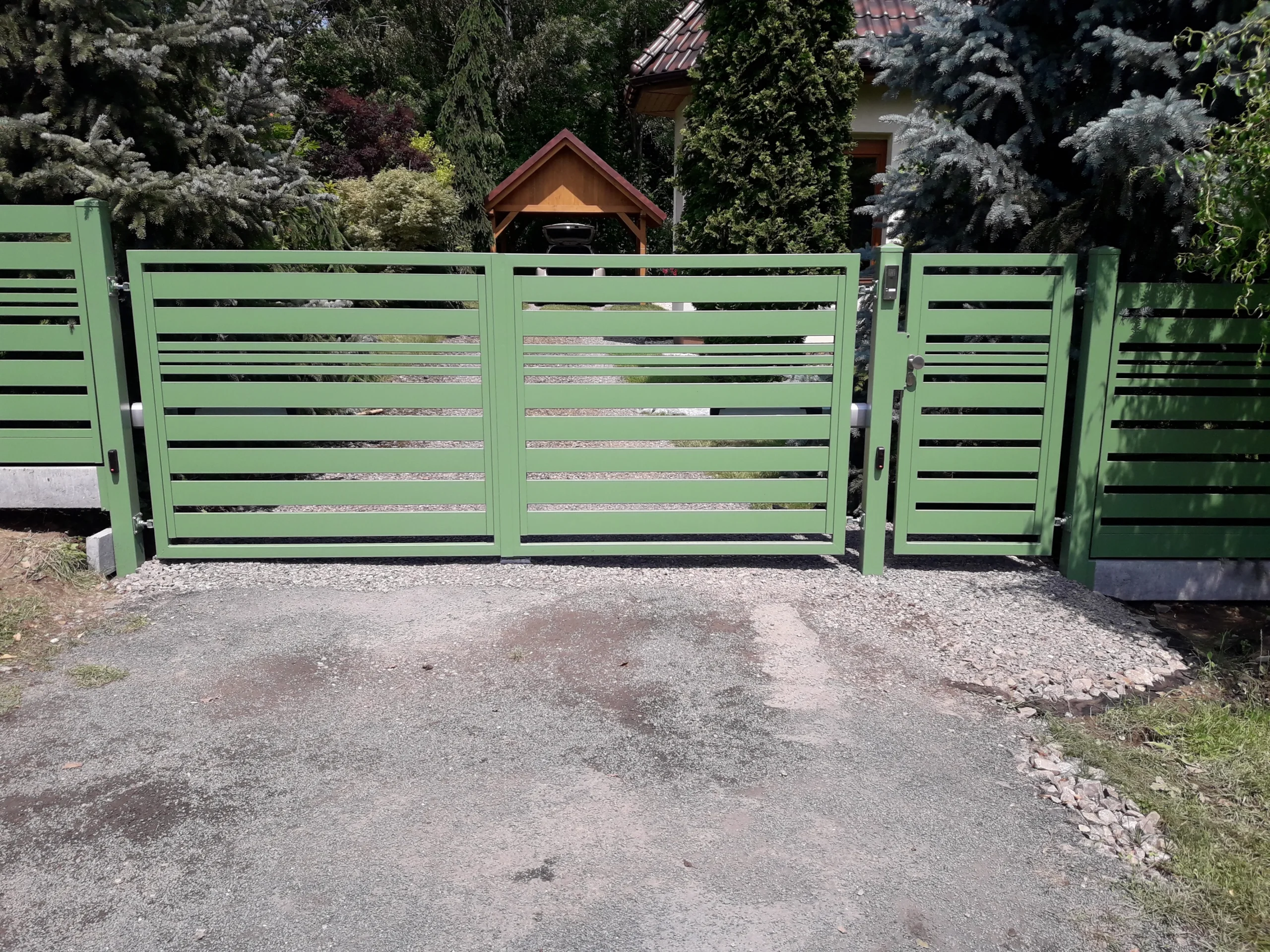 Zielona brama i furtka palisadowa