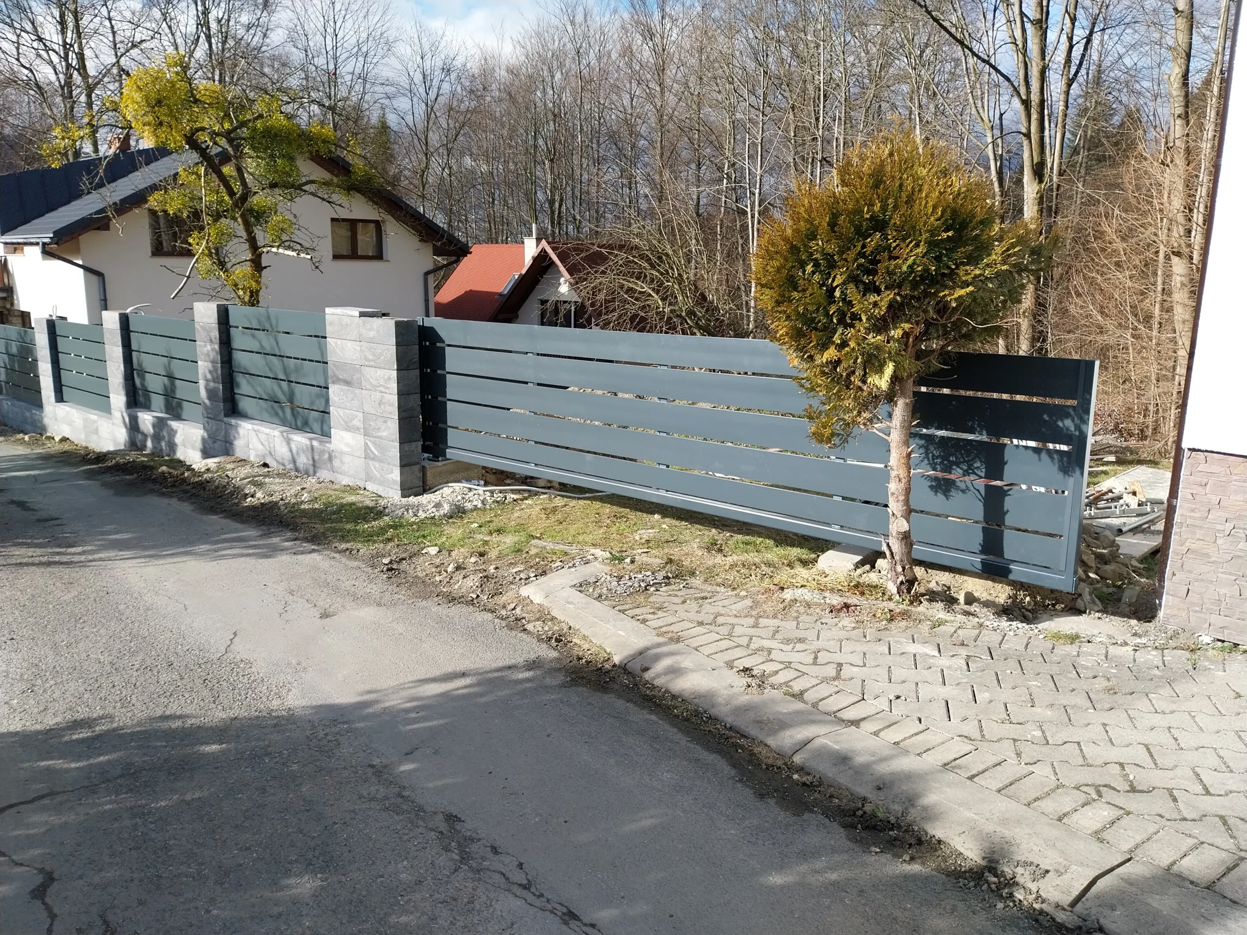 Nowoczesna wiata i ogrodzenie